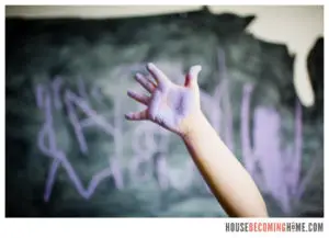 DIY US chalkboard purple chalk hand
